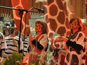 Zebras und Giraffen
