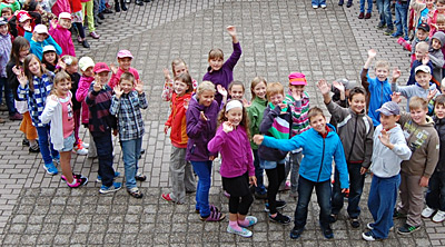 Sch&uuml;ler und Lehrer der Grundschule
