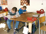Sch&uuml;ler arbeiten an ihren Schwibb&ouml;gen